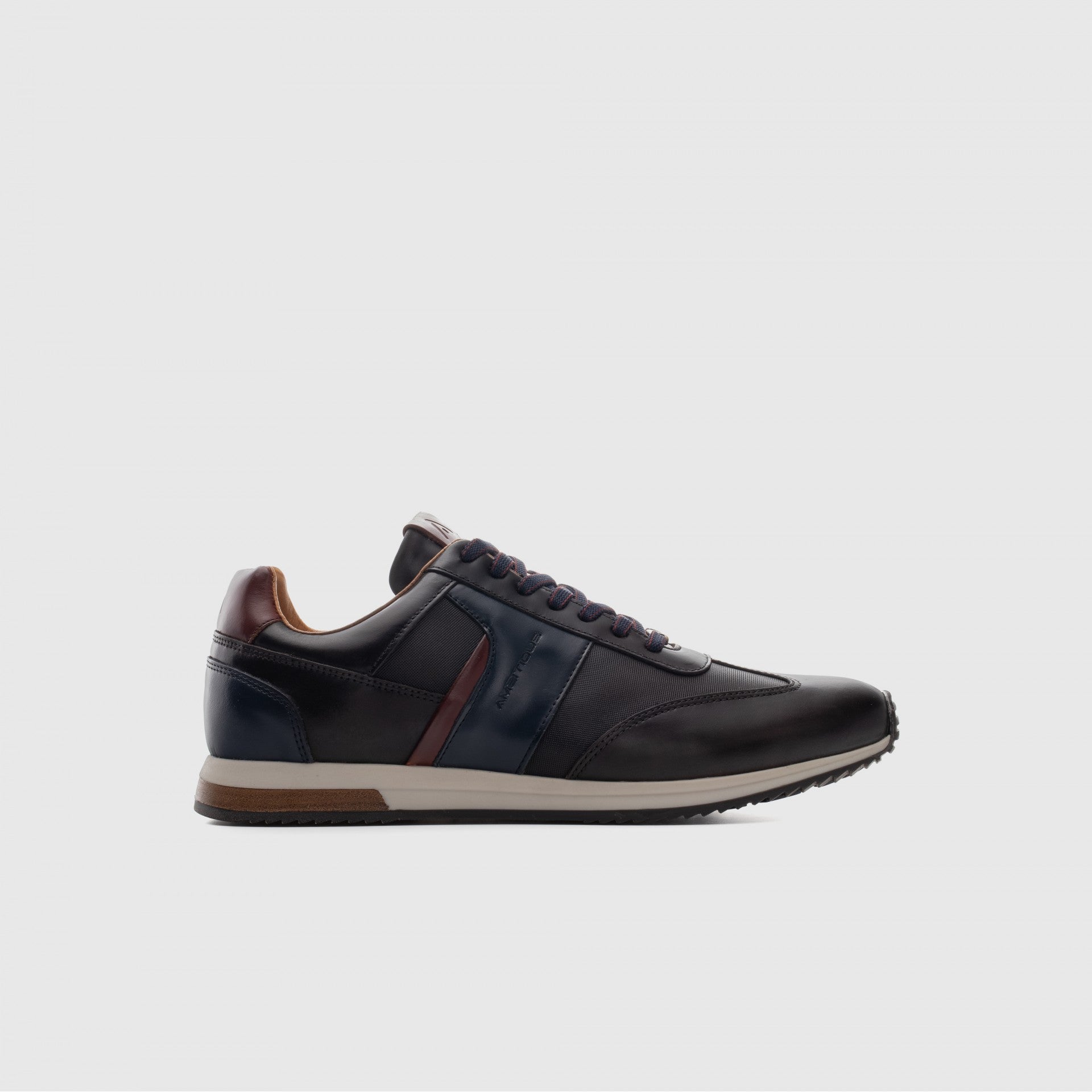 Ambitious SLOW Classic Trainers